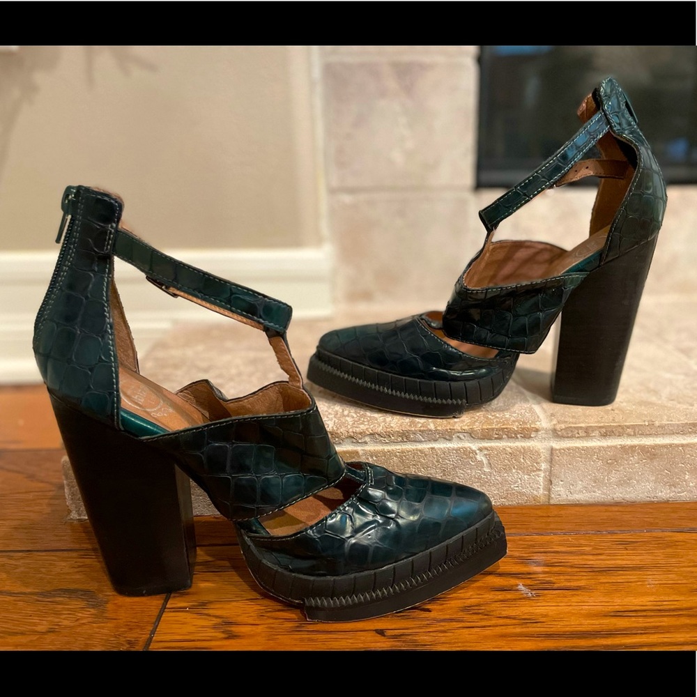 Jeffrey Campbell Green Croc platform heels Sz 7.5